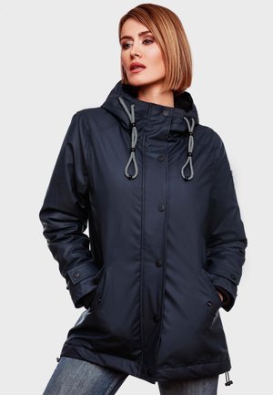 Parka imperméable bleu marine avec capuche, cordons de serrage, boutons sur le devant et poches latérales. Présente une texture lisse et brillante.
