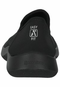 Schwarzer Sportschuh mit strukturiertem Obermaterial und flexibler Sohle. Verfügt über das "Easy Fit"-Logo auf der Rückseite und eine glatte, matte Oberfläche.