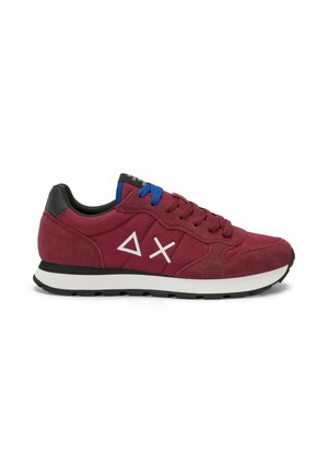 Sneaker bordeaux con lacci blu e bordeaux, logo geometrico bianco sul lato, patch nero sul tallone e suola bianca e nera.