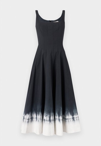 Fekete pamut nyári ruha, testhez álló felső résszel és szélesedő szoknyával, a szegélyén fehér ombre hatással. Kerek nyakú és hátsó cipzárral.