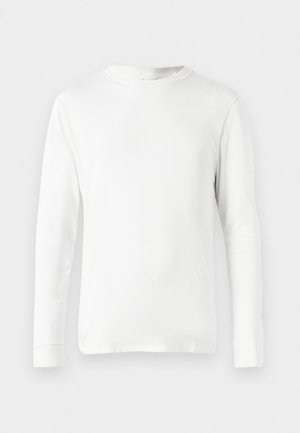 Camiseta de manga larga blanca hecha de algodón, con cuello redondo y textura suave. Diseño sencillo sin patrones ni acentos.