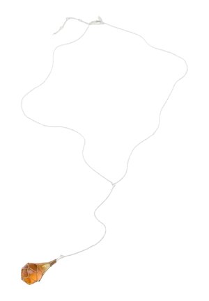 Lange zilveren ketting met barnstenen druppelhanger gewikkeld in draadgaas op een witte achtergrond.