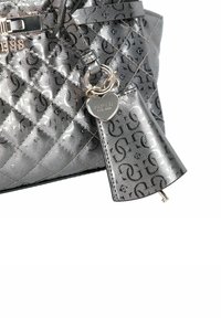 Borsa a tracolla argentata trapuntata con texture a motivo, decorata con un charm metallico a forma di cuore di Guess e un copri-chiave coordinato.