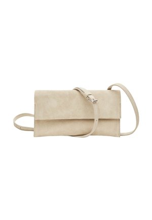 Pochette beige en daim avec fermeture à rabat et bandoulière réglable, conçue pour être portée à la main ou à l'épaule sur fond blanc uni.