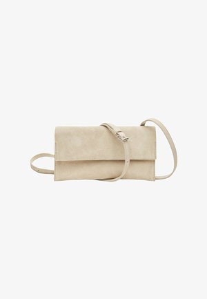 Beige ruskindsklæde clutch med klaplukning og justerbar rem, designet til hånd- eller skulderbrug på ensfarvet hvid baggrund.