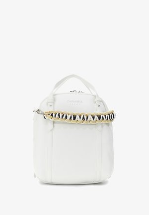 Valkoinen nahkainen reppu, jossa on kaksi yläkahvaa ja mustavalkoinen-beige punottu hihna. Sujuva pinta ja minimalistinen muotoilu.