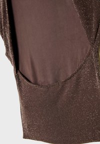 Bruine stoffen top met een glanzend, gestructureerd design, met een grote zijzak en een gladde, zachte afwerking.