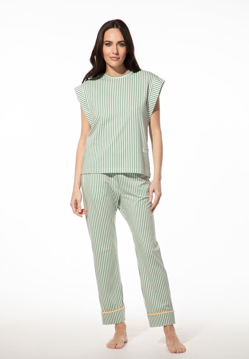 Groen en witte gestreepte pyjama-set met een top met korte mouwen en broek. De top heeft een rechte snit; de broek heeft een gele rand bij de boorden.