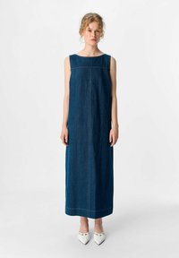 Denim maksi obleka s kvadratnim izrezom in širokimi naramnicami, ki se ponaša z izrazitimi navpičnimi šivi in svetlimi detajli šivanja.