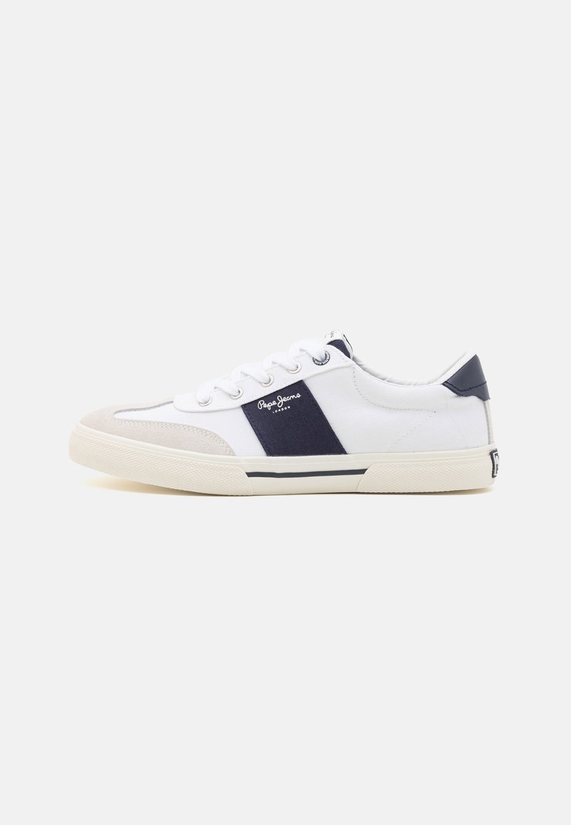 Zapatillas blancas con detalles en azul marino, puntera de ante y suela de goma texturizada. Diseño con cordones y logotipo en el lateral. Líneas limpias y estilo casual.
