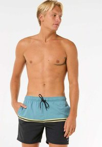 Maillots de bain pour hommes avec une partie supérieure bleu clair et un bas noir, une taille élastique avec un cordon de serrage, et des rayures jaune en accent.