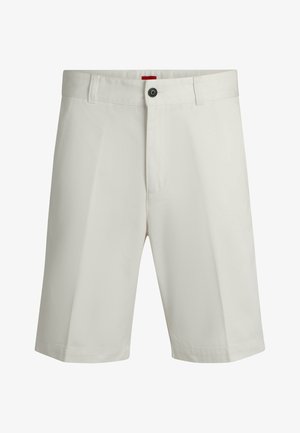 Herrshorts i vitt, tillverkade av glatt tyg, med flat front, knäppning, sidofickor, raka ben och ren finish.
