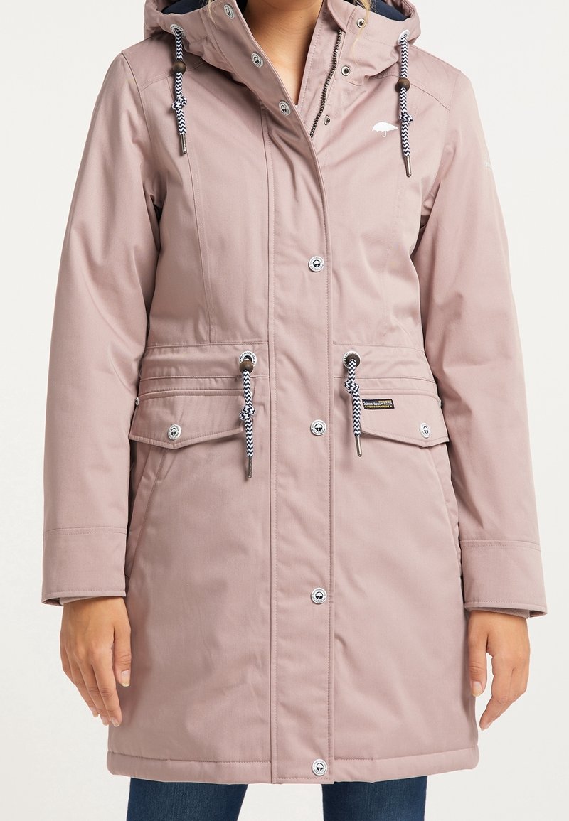 Ljust rosa vattentålig jacka med huva, justerbara dragsnören och två framfickor. Har silverfärgade knappar och kontrasterande dragsnörningsdetaljer.