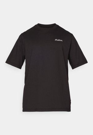 T-shirt noir à manches courtes fabriqué en tissu doux. Présente un col rond et un petit logo brodé blanc sur la poitrine.