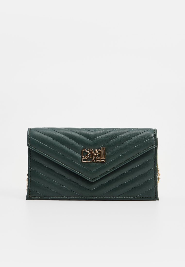 Portefeuille en cuir matelassé vert foncé avec logo Cavalli Class en or et détail de chaîne, de forme rectangulaire avec une fermeture à rabat, sur fond blanc.