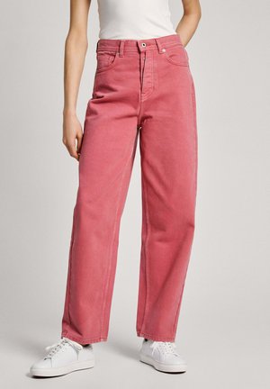 Rosa denimbyxor med vida ben har fem fickor, knappstängning framtill och kontrasterande sömmar. Matchat med vita sneakers.
