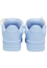 Lyseblå sneakers med glatt lærfinish, polstret meshkrage og hvite snører. Har preget logo på hælen.