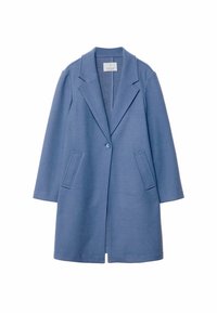 Světle modrý vlněný kabát s klopovým límcem, zapínáním na jeden knoflík a dvěma předními kapsami. Má rovný střih a hladkou texturu.