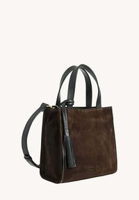 Sac à main en daim marron avec des accents en cuir noir, deux poignées supérieures et une bandoulière amovible. Présente un détail en pompon.
