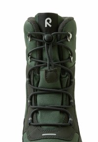 Bota de senderismo verde con parte superior de tela texturizada, ojales de metal, puntera reforzada y cordones negros con un toggles ajustable en el cuello.