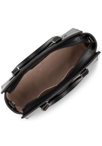 Borsa in pelle nera con un ampio interno in tessuto marrone. Presenta una chiusura con zip superiore e due manici resistenti.