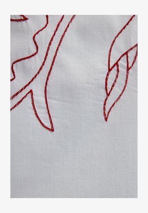 Stof alb cu detalii brodate roșii, reprezentând forme de frunze cu diferite modele de cusături și un finisaj texturat.