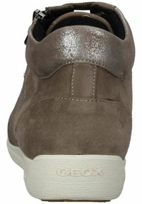 Grauer Wildleder-Stiefelette mit metallischen Akzenten, runder Schuhspitze und einer weißen Gummisohle mit "GEOX"-Markierung an der Ferse.