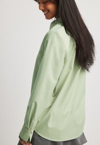 NA-KD MIT MANSCHETTEN DETAIL - Overhemdblouse - green