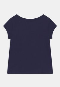 Tmavě modré tričko s krátkými rukávy, kulatým výstřihem a volným střihem, vyrobené z měkké látky, s prošitými lemy bez vzorů nebo zdobení.