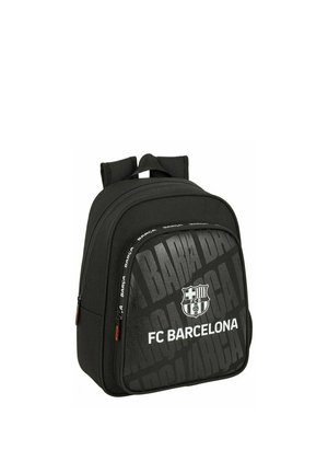 Czarny plecak FC Barcelona z logo z przodu, powtarzającym się napisem "BARÇA", dwoma zamykanymi na zamek komorami oraz wyściełanymi paskami na ramiona.