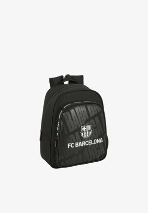 Czarny plecak FC Barcelona z logo z przodu, powtarzającym się napisem "BARÇA", dwoma zamykanymi na zamek komorami oraz wyściełanymi paskami na ramiona.
