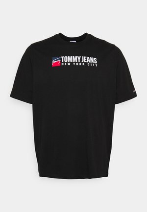 Czarna koszulka z krótkim rękawem z tekstem "Tommy Jeans New York City" i czerwono-biało-niebieskim logo na piersi.