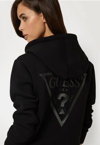 Guess DREIECKLOGO - Felpa con zip - schwarz