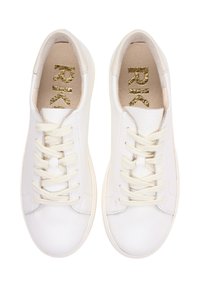Adidași albi din piele cu finisaj texturat, vârf rotund și șireturi crem. Inscripție aurie pe branț cu textul "RK." Talpa din cauciuc și design minimalist.