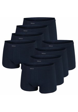 Sieben Paar schwarze Herren-Boxershorts, gestapelt in versetzter Anordnung, jeweils mit einem kleinen Markenetikett am Bund.