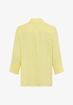 Lichtgele linnen blouse met lange mouwen, een achterpas, een centrale plooi en een klassieke kraag, gezien vanaf de achterkant.