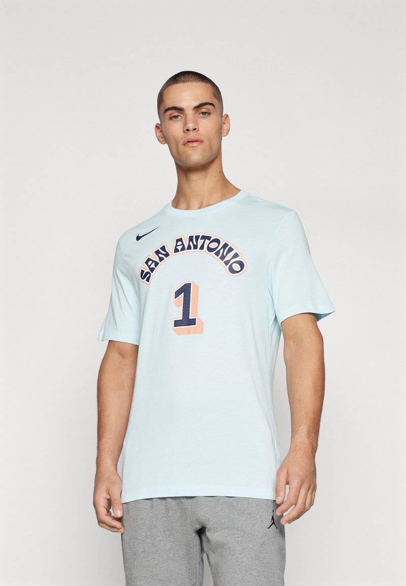 Svetlomodré tričko s krátkymi rukávmi, s nápisom "SAN ANTONIO" a číslom "1" v námorníckej modrej a koralovej farbe, logo Nike na ľavom prsníku.