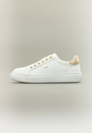 Hvit joggesko med glatt skinn ytterflate, gullfargede hull og en beige detalj på hælen. Har en strukturert gummisåle.