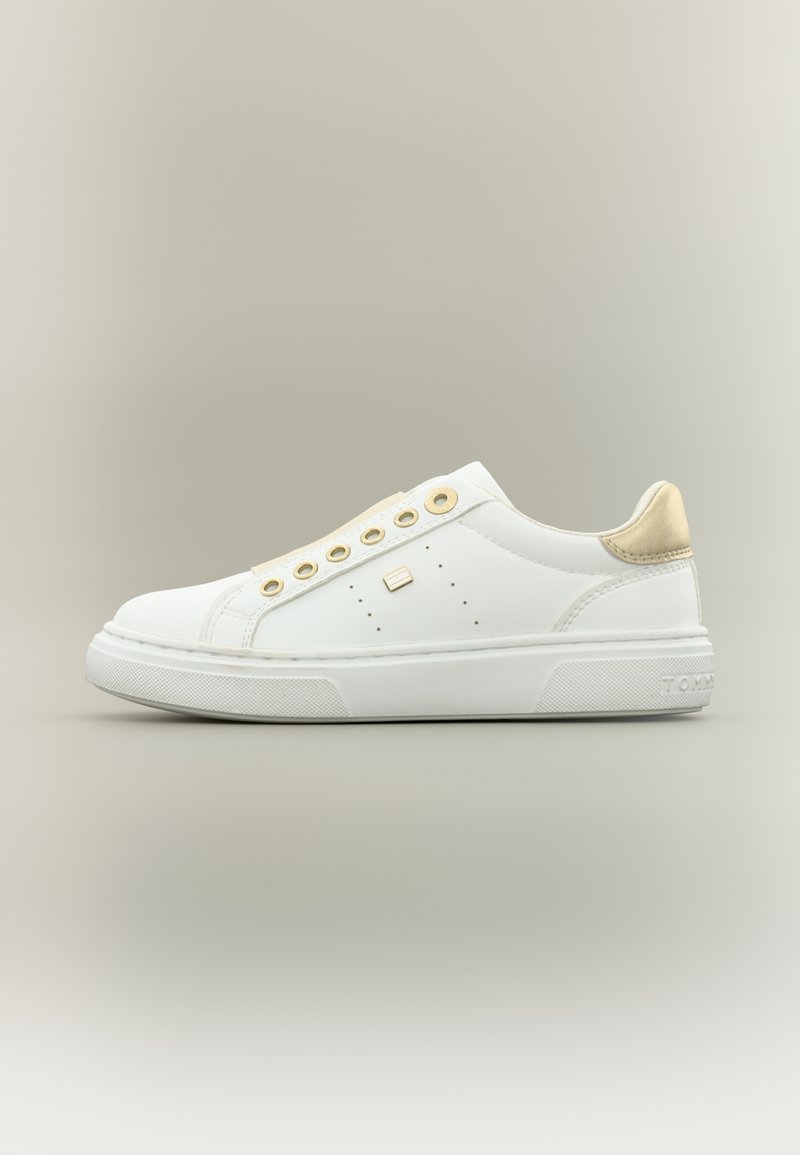 Λευκό αθλητικό παπούτσι με λείο δερμάτινο εξωτερικό, χρυσές τρύπες για τα κορδόνια και μπεζ λεπτομέρεια στη φτέρνα. Διαθέτει υφή στην ελαστική σόλα.