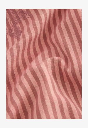 Gestreifter Stoff in Rosa-Schattierungen, mit einem strukturierten Muster aus gewellten Linien. Das Material wirkt weich und hat eine glatte Oberfläche.