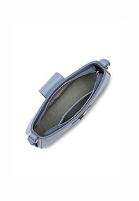 Clutch bag in pelle blu con chiusura a zip, caratterizzata da una texture liscia, tasche interne e una maniglia corta, vista dall'alto.