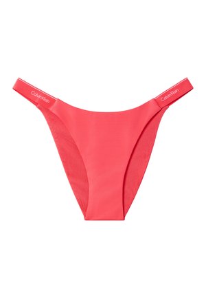 Koraalroze Calvin Klein bikini broekje met mesh zijpanelen en elastische banden met merknaam, op een witte achtergrond.