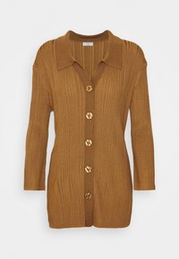 Brun rullad cardigan med en skarvkrage och fem stora guldknappar. Har långa ärmar och en figurnära struktur.
