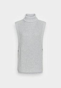 Pull sans manches en col roulé gris clair en tricot côtelé. Il présente des fentes sur les côtés et de petits boutons marron sur les côtés.