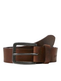Ceinture en cuir marron avec une boucle en métal brossé, elle présente une texture lisse et un design classique. La sangle s'amincit vers l'extrémité.