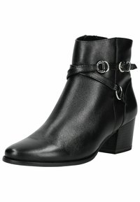 Černá kožená kotníková bota s špičatou špičkou, středně vysokým blokovým podpatkem a dvěma ozdobnými pásky se stříbrnými kovovými akcenty.