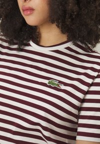 Lacoste Apdrukāts T-krekls - expresso/flour