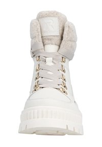 Białe skórzane buty sportowe za kostkę z teksturowanym wełnianym kołnierzem, sznurowane, z złotymi detalami i masywną białą podeszwą.
