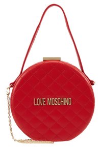 Červená prošívaná kulatá kabelka se zlatým zapínáním a řetízkem, na přední straně s logem "LOVE MOSCHINO" v zlaté barvě.