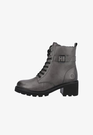 Bottines en cuir gris avec une finition texturée, à lacets, avec une boucle sur le côté et une semelle noire épaisse. Présente une doublure en fausse fourrure sur le dessus.